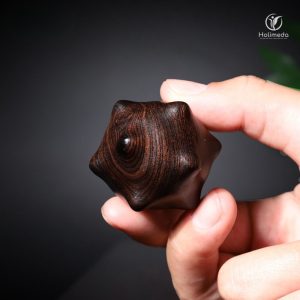 Quả cầu dưỡng sinh xoay tay được thiết kế hình lăng trụ với các đầu nhô nổi trên bề mặt gỗ giúp tăng hiệu quả tác động lên huyệt đạo trên lòng bàn tay